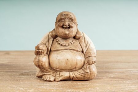 Buda feliz de madera clara mediano
