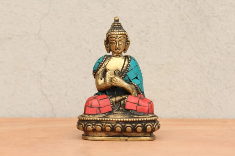 Buda con piedras incrustadas