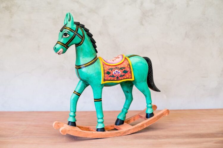 Caballo balancín pintado (producto artesanal varian los colores - Imagen 2