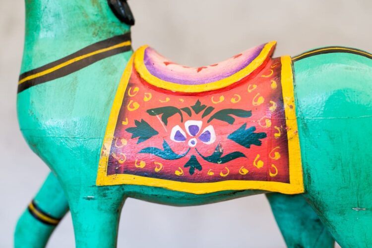 Caballo balancín pintado (producto artesanal varian los colores - Imagen 4