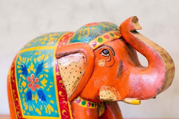 Elefante grande pintado - Imagen 5
