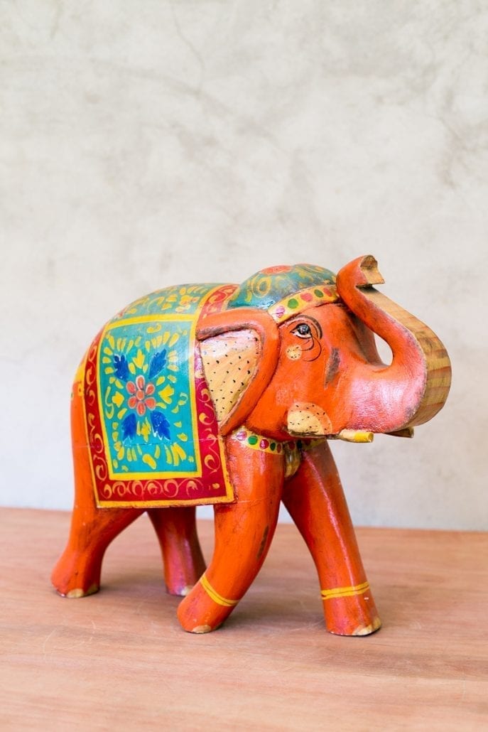 Elefante de madera pintado