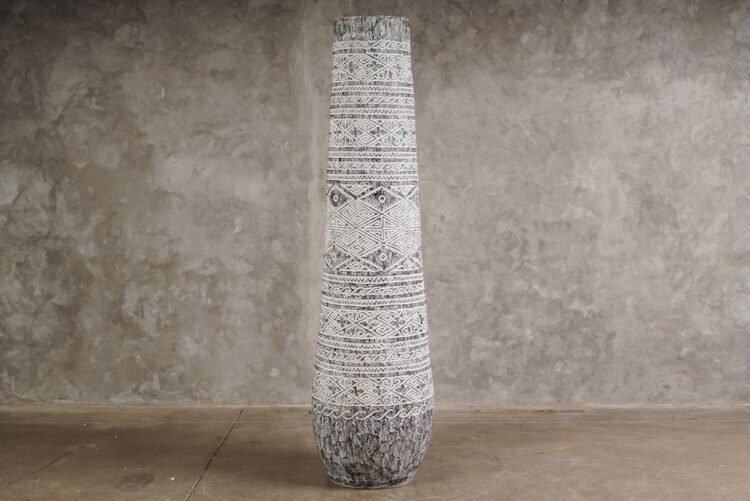 Vasija de tronco de palma tallado