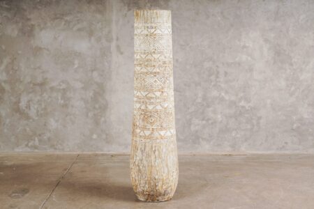 Vasija de tronco de palma tallado beige