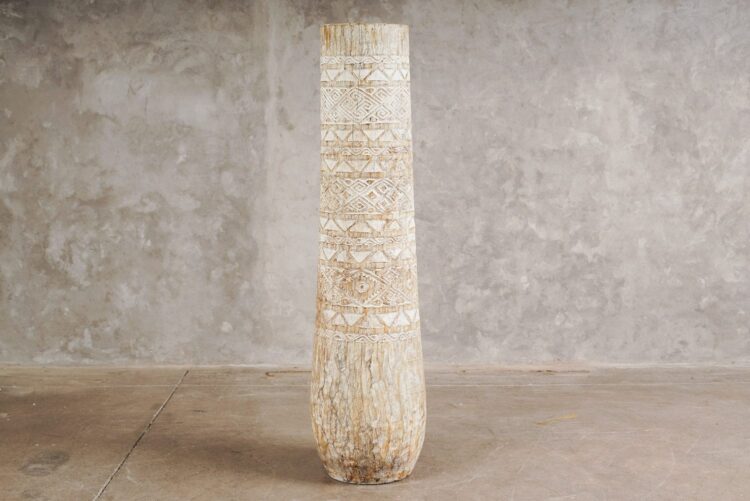 Vasija de tronco de palma tallado beige