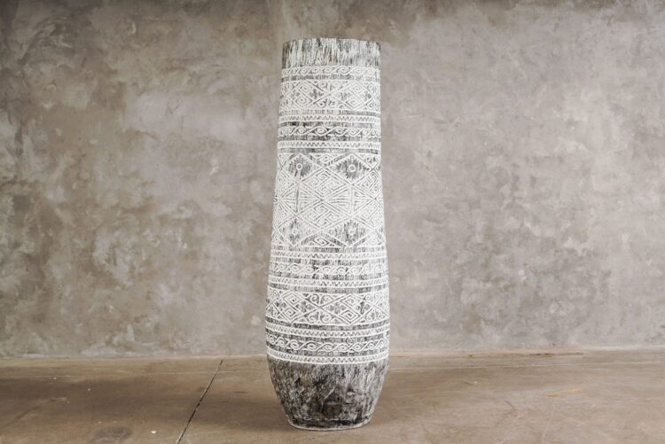 Vasija de tronco de palma tallado gris