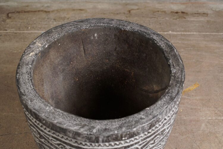 Vasija/maceta de tronco de palma tallado gris - Imagen 3