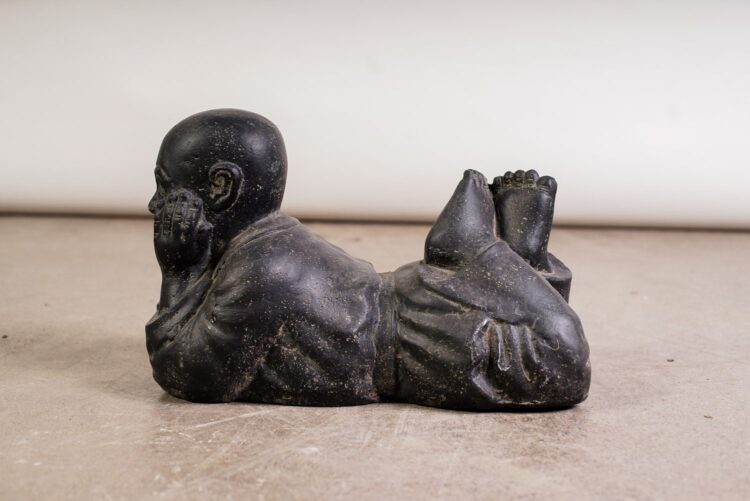 Figura Monje de Piedra Reconstituida - Imagen 4
