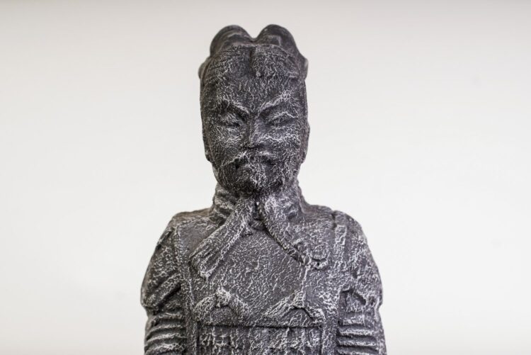 Figura soldado chino de piedra reconstituida - Imagen 2