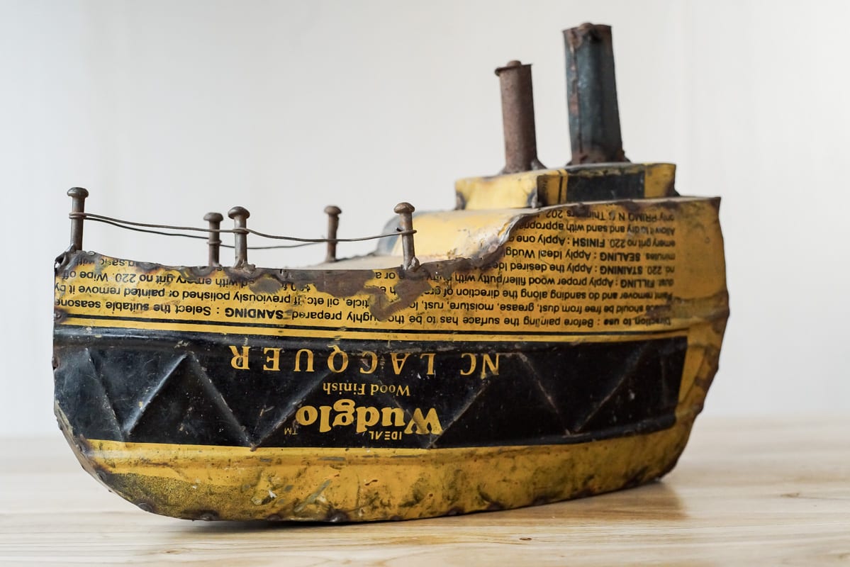 Barco de metal reciclado