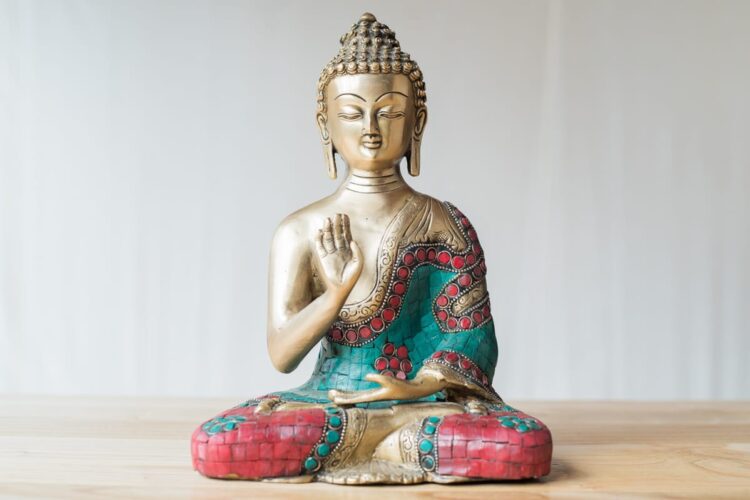 Buda con incrustación de piedras