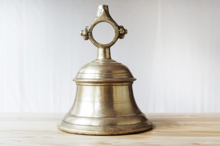 Campana grande de bronce