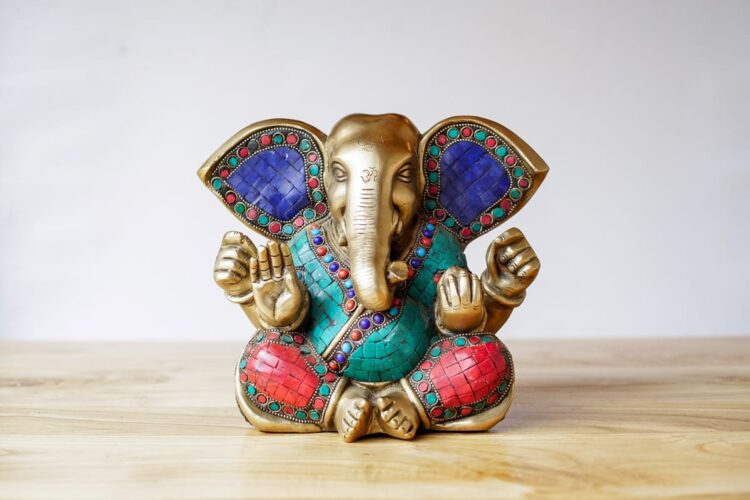 Ganesha de bronce y piedra