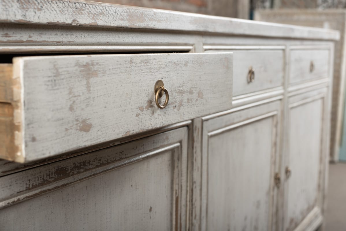 Mueble chino blanco decapado