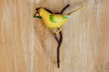 Percha de pájaro amarillo