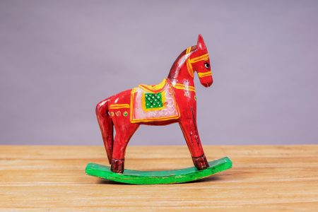 Caballo balancín rojo