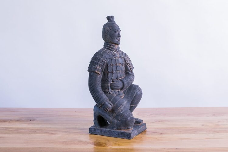 Soldado de terracota hincado 36cms - Imagen 3