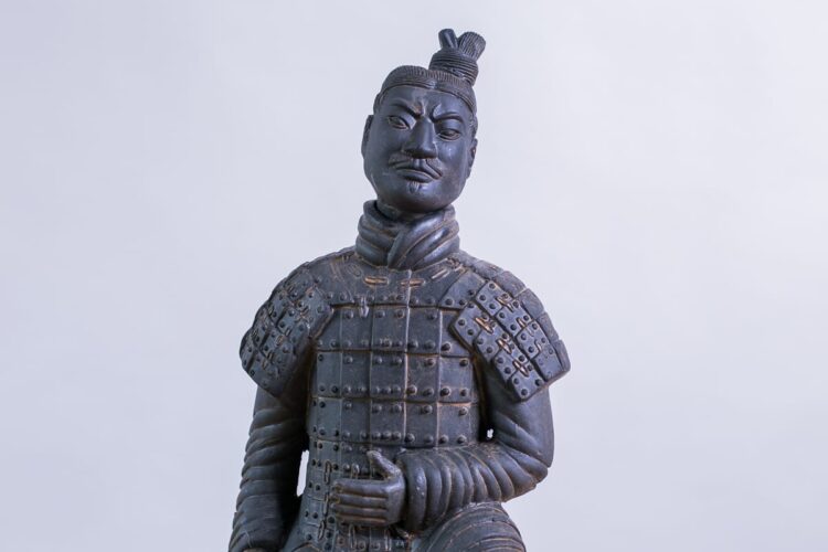 Soldado de terracota hincado 46cms - Imagen 2