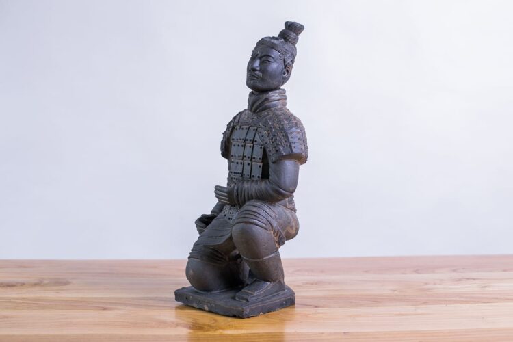 Soldado de terracota hincado 46cms - Imagen 3