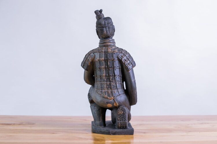 Soldado de terracota hincado 46cms - Imagen 4