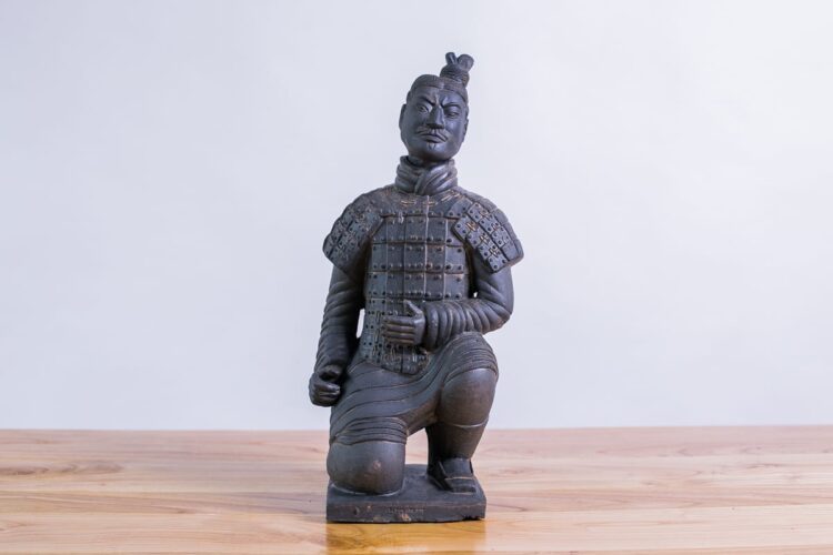 Soldado de terracota hincado 46cms