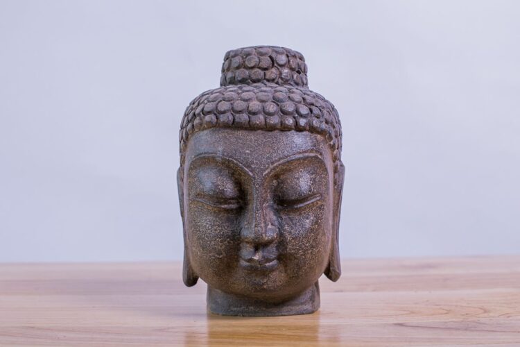 Cabeza de Buda de piedra