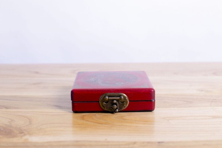 Brújula con caja de cuerina roja