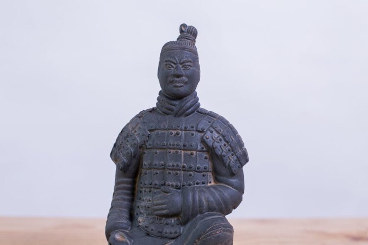 Soldado de terracota hincado 25cms - Imagen 2