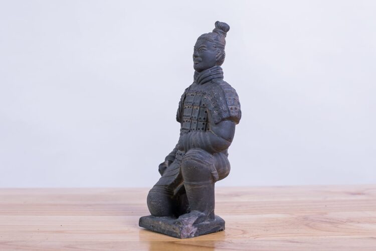 Soldado de terracota hincado 25cms - Imagen 3