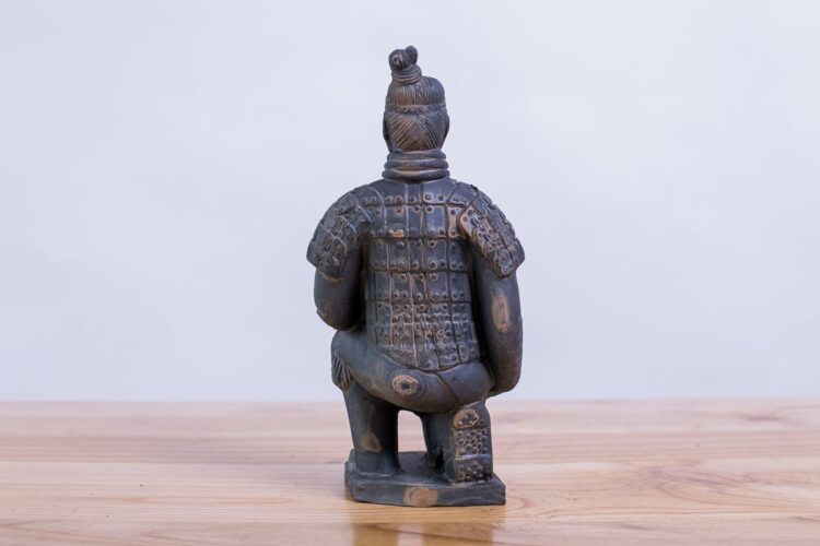 Soldado de terracota hincado 25cms - Imagen 4
