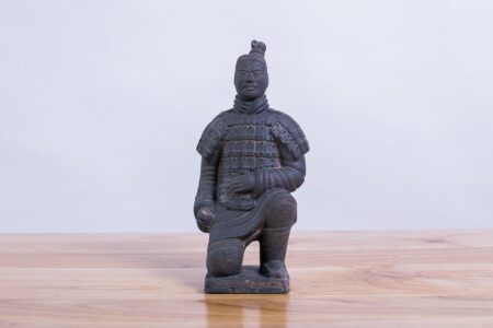 Soldado de terracota hincado 25cms