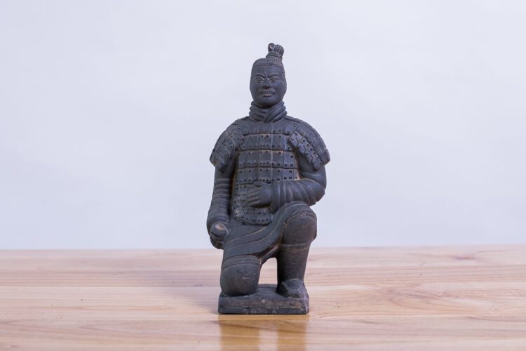 Soldado de terracota hincado 25cms