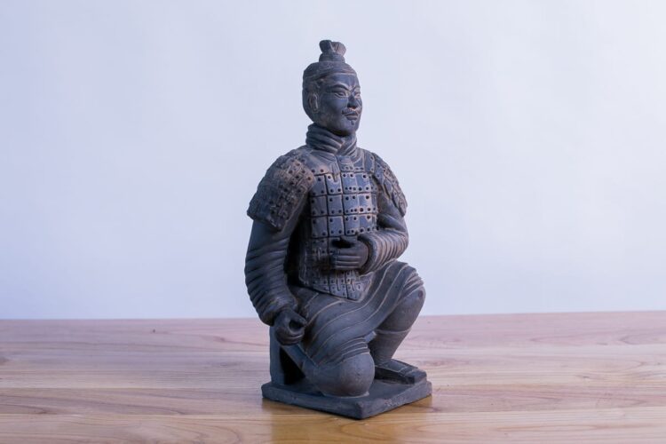 Soldado de terracota hincado 26cms - Imagen 3