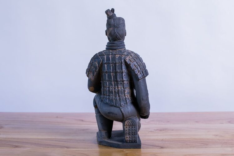 Soldado de terracota hincado 26cms - Imagen 4