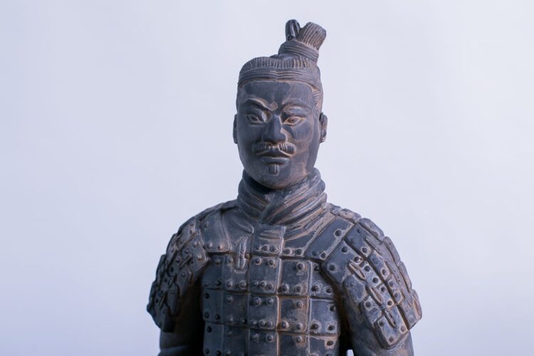 Soldado de terracota hincado 26cms - Imagen 2