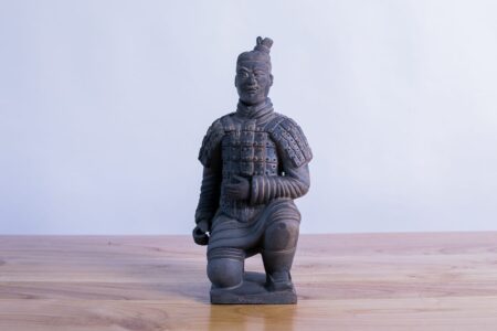 Soldado de terracota hincado 26cms