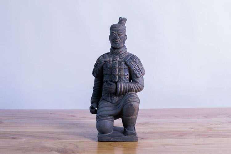 Soldado de terracota hincado 26cms