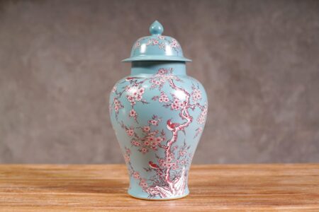 Jarrón chino celeste con flores de cerezo