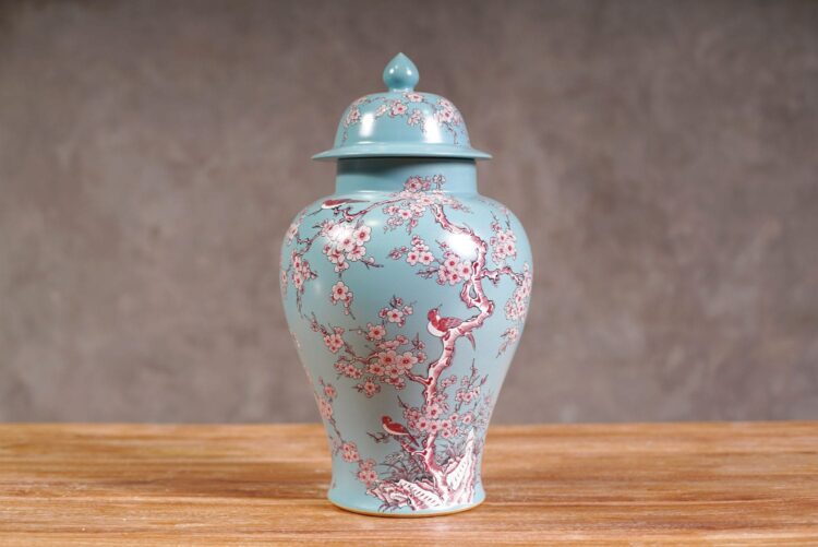 Jarrón chino celeste con flores de cerezo
