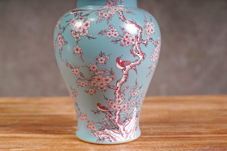 Jarrón chino celeste con flores de cerezo - Imagen 2