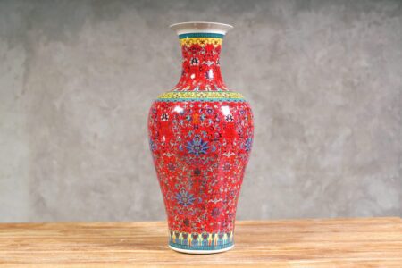 Jarrón chino rojo y diseños de colores