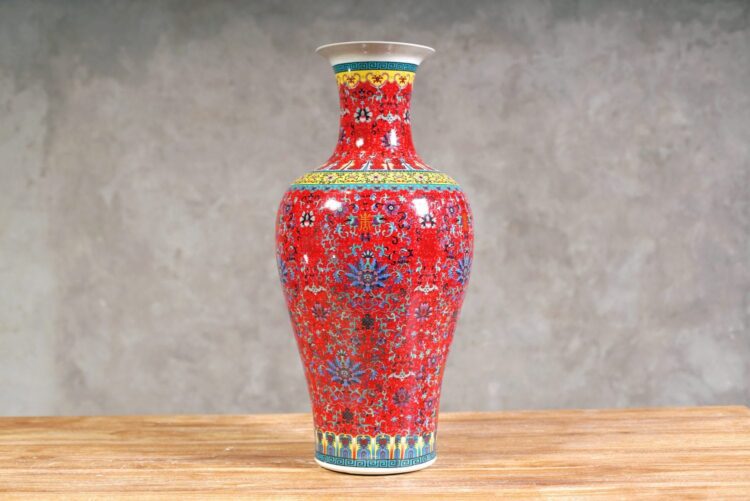 Jarrón chino rojo y diseños de colores