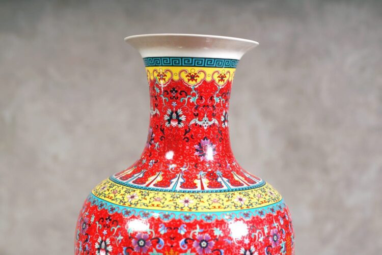 Jarrón chino rojo y diseños de colores - Imagen 2
