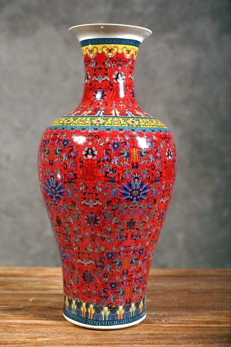 Jarrón chino rojo y diseños de colores - Imagen 4