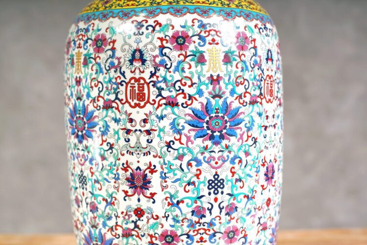 Jarrón chino blanco y diseños de colores - Imagen 3