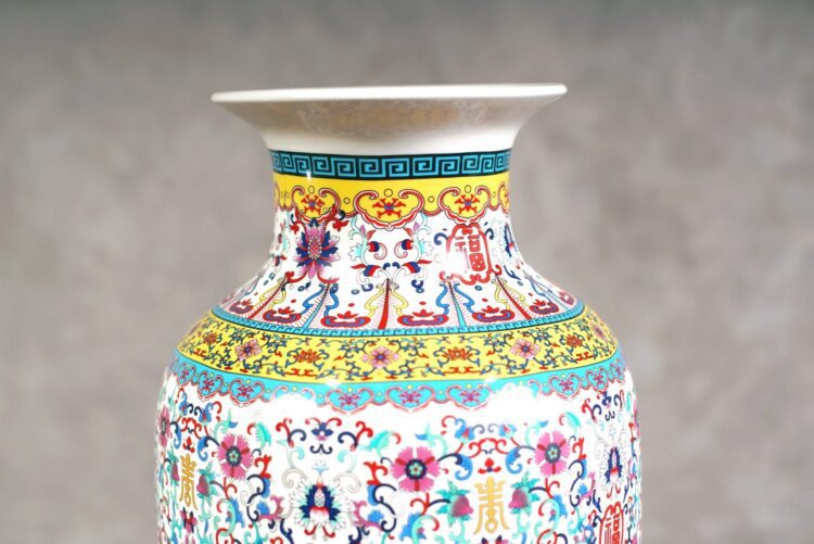 Jarrón chino blanco y diseños de colores - Imagen 2