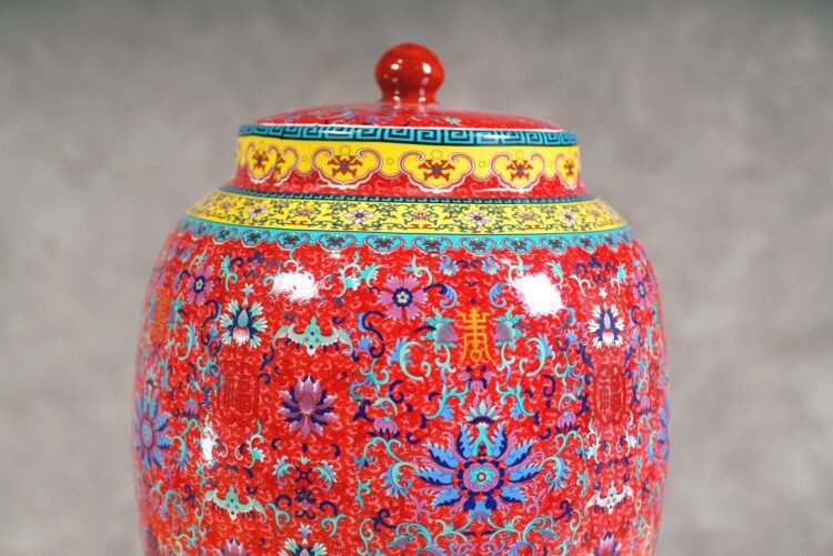 Jarrón chino con tapa rojo y diseños de colores - Imagen 2