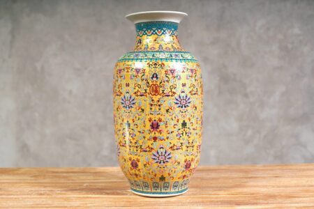 Jarrón chino dorado y diseños de colores