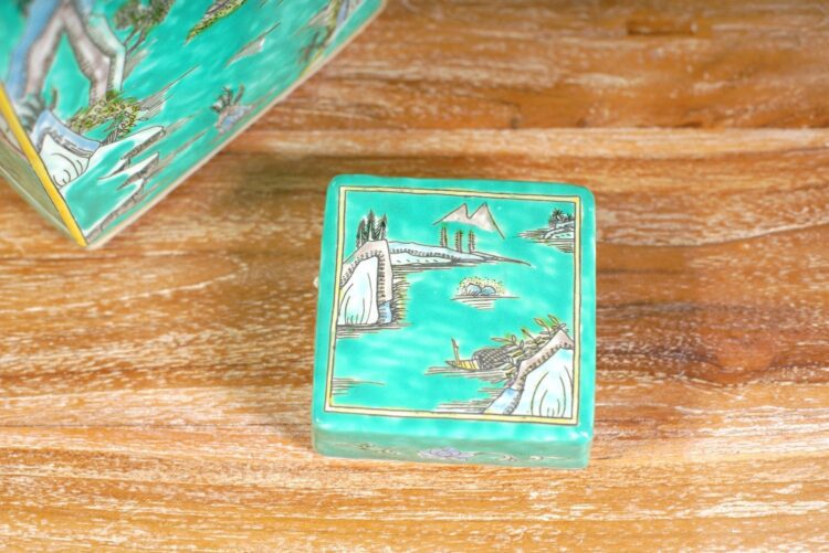 Jarrón chino rectangular verde con diseños - Imagen 3