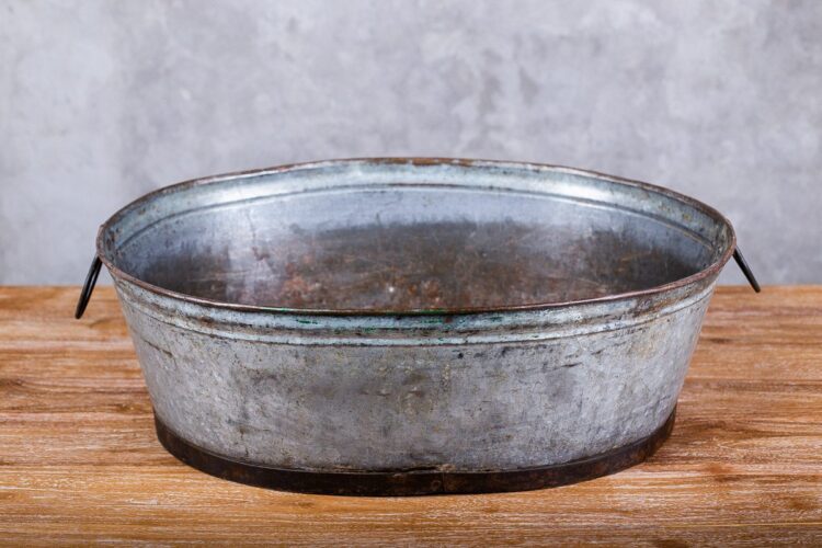 Balde antiguo de metal - Imagen 3